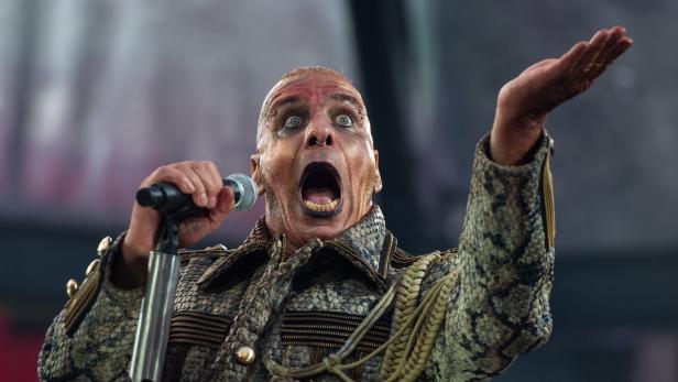 Protest gegen Russlands Politik: Rammstein-Musiker küssen einander