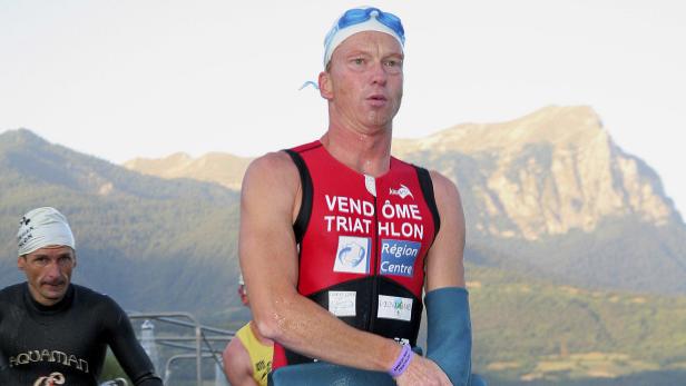 Ein Triathlet nach dem Schwimmen beim „Vendôme Triathlon“.