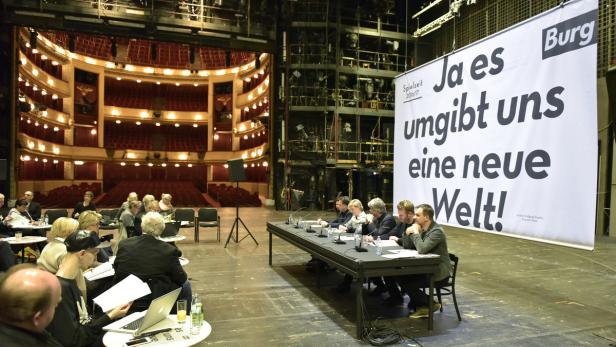 Hielt am Freitagvormittag auf der Bühne des Burgtheaters eine programmatische Rede: Karin Bergmann – inmitten ihres Leitungsteams