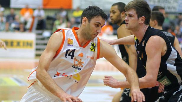 Zwei Basketballspieler während eines Spiels.