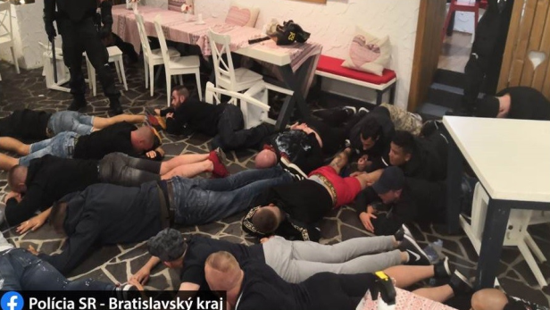 Krawall in Bratislava: Polizei nahm über hundert Hooligans fest