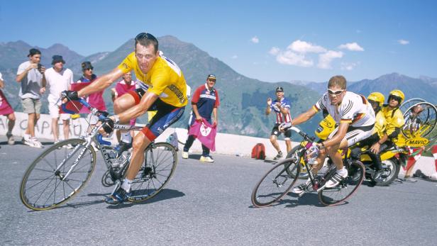 Kampf der Giganten: Die Zweikämpfe von Lance Armstrong und Jan Ullrich waren legendär. Michael Buerhaus hat 2001 diesen Moment für die Ewigkeit festgehalten