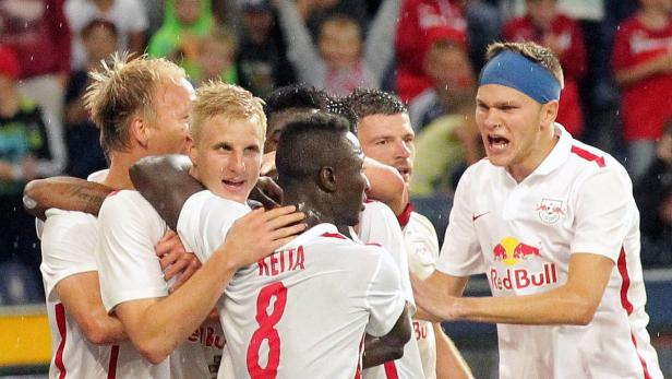 Mehrere Fußballspieler von RB Leipzig feiern gemeinsam auf dem Spielfeld.