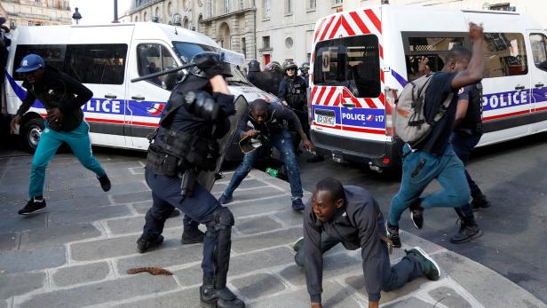 Protest: Hunderte Migranten besetzten Pariser Pantheon