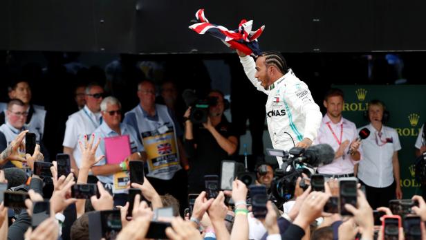 Lewis Hamilton ließ sich von der Menge feiern.