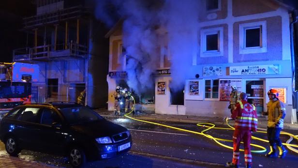 Die Linzer Berufsfeuerwehr musste in der Nacht zum Montag zu einem Brand in einer Pizzeria ausrücken