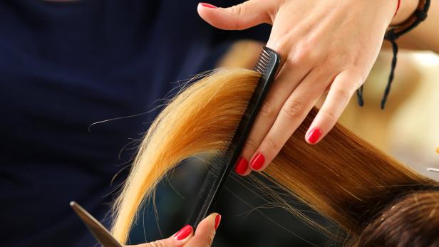 Friseur, Putzerei oder auch Kosmetik:  Frauen zahlen drauf