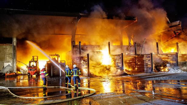 Kampf gegen ein Flammenmeer: Lagerhalle brannte lichterloh