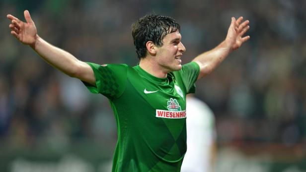 epa03440640 Bremen&#039;s Zlatko Junuzovic celebrates after scoring the 4-0 lead during the German Bundesliga soccer match between Werder Bremen and Borussia Moenchengladbach at Weser Stadium in Bremen, Germany, 20 October 2012. Bremen won 4-0. (ATTENTION: EMBARGO CONDITIONS! The DFL permits the further utilisation of up to 15 pictures only (no sequntial pictures or video-similar series of pictures allowed) via the internet and online media during the match (including halftime), taken from inside the stadium and/or prior to the start of the match. The DFL permits the unrestricted transmission of digitised recordings during the match exclusively for internal editorial processing only (e.g. via picture picture databases) EPA/CARMEN JASPERSEN