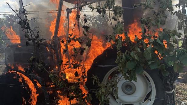 Flammen schlugen aus dem Traktor im Weingarten