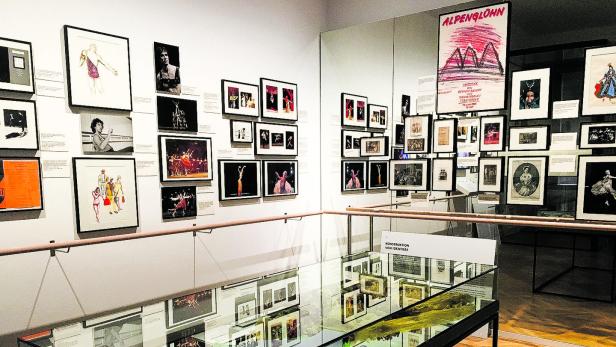 Spiegelwände und Stangen: „Die Spitze tanzt“ im Theatermuseum