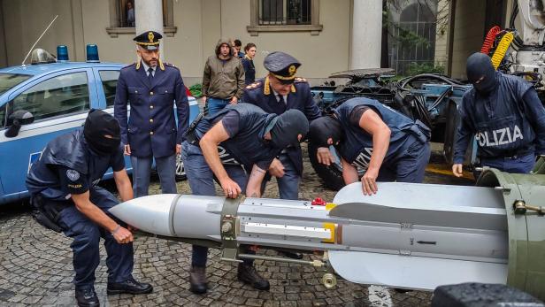 Italien: Waffenarsenal samt Rakete bei Rechtsextremen gefunden