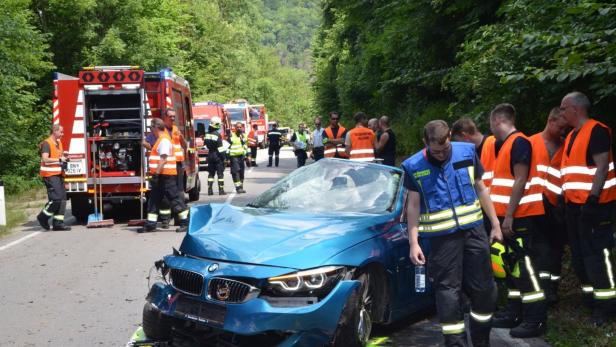 Unfall in Baden: Lenker vom eigenen Cabrio erdrückt