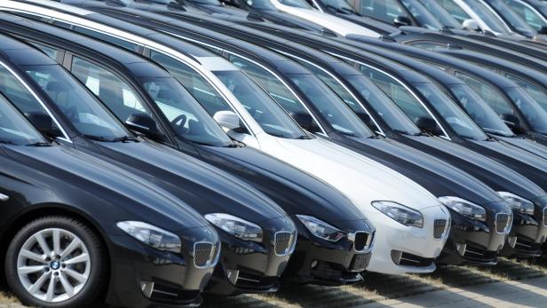 Die Karten werden in die Fenster der geparkten KFZ gesteckt - viele Autobesitzer empfinden sie als Plage.