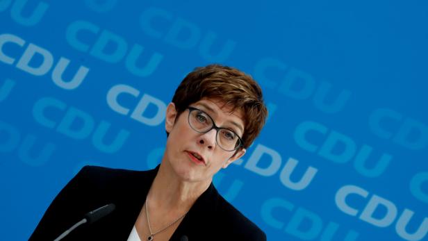 Deutsche Koalition belastet - "AKK" beerbt von der Leyen