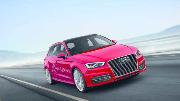 Ein pinkfarbener Audi A3 e-tron fährt auf einer Straße.