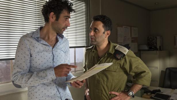 Kais Nashif (li.) lässt sich von einem israelischen Militär (Yaniv Biton) inspirieren
