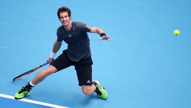 Andy Murray spielt Tennis auf einem blauen Platz.