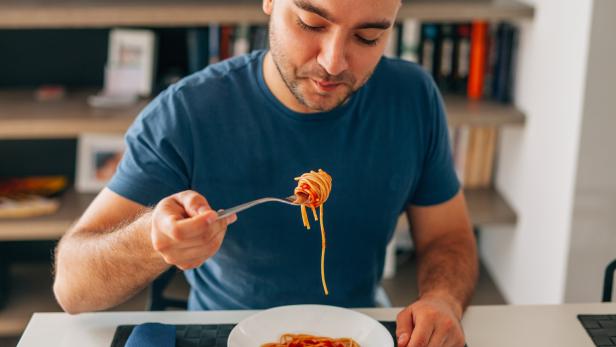 Langsam statt hastig Essen: Mit diesem Trick klappt es garantiert