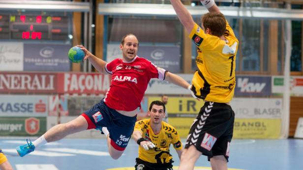 Ein Handballspieler springt, um den Ball zu werfen.