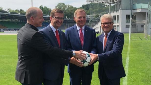 Vereinbarten Stadion-Deal für Gugl: v.l. LASK-Präsident Gruber, LR Achleitner, LH Stelzer, Bgm. Luger