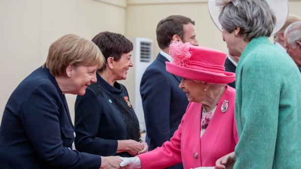 Queen beim D-Day-Gedenken mit Merkel und May