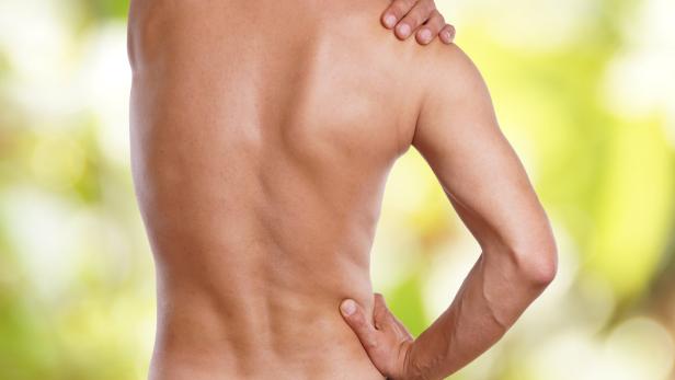 Viele versuchen, Muskel- und Rückenschmerzen mit alternativen Methoden in den Griff zu bekommen.