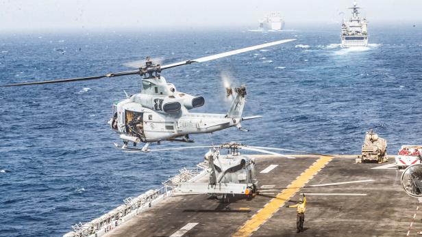 Kriegsgefahr am Golf: Hubschrauber auf dem US-Angriffsschiff USS Boxer vor der Straße von Hormus