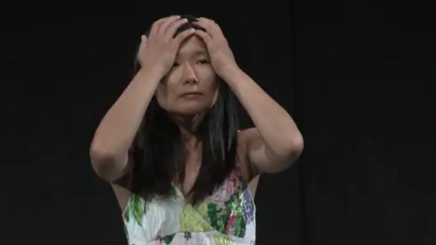 Manami Okazaki in einer Bühnenprobe für "Hikikomori"