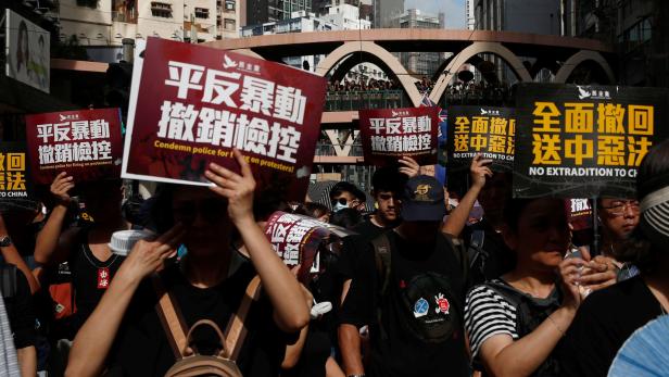 Zehntausende demonstrieren wieder in Hongkong