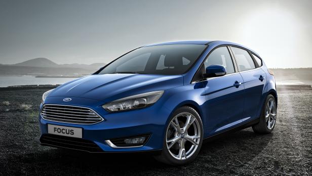 Ein blauer Ford Focus steht vor einer Küstenlandschaft.