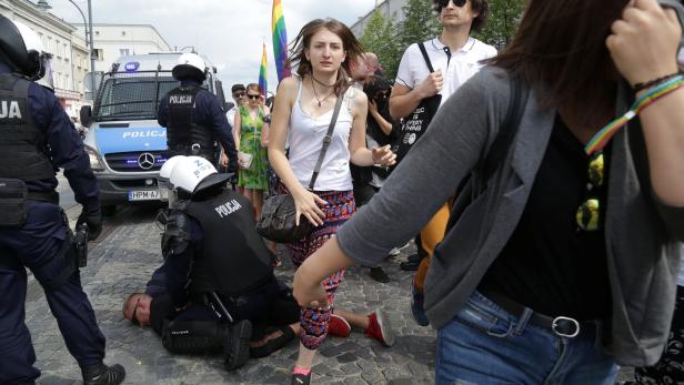 Fußball-Hooligans stürmen Parade für Homosexuelle