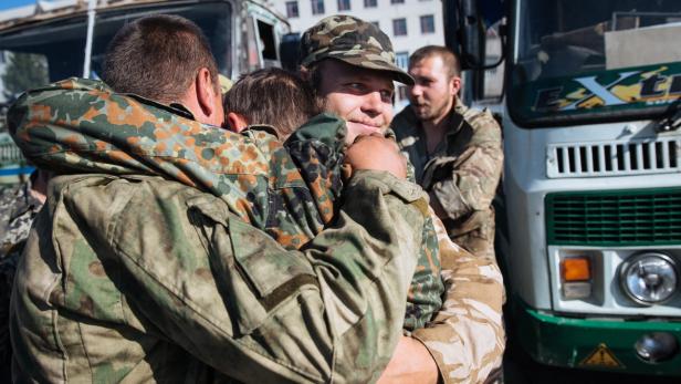 Ukrainische Soldaten kehren erleichtert aus dem Osten zurück (Bild), russische ziehen von der Grenze ab.