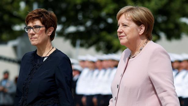 Die designierte deutsche Verteidigungsministerin Annegret Kramp-Karrenbauer und Deutschlands Bundeskanzlerin Angela Merkel