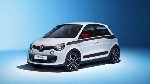Ein weißer Renault Twingo mit roten und schwarzen Akzenten vor blauem Hintergrund.
