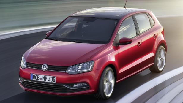 Ein roter VW Polo fährt auf einer kurvigen Straße.