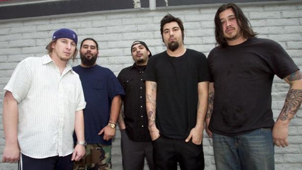 Alternative metal band The Deftones (L-R) drummer Abe Cunningham, guitarist Stephen Carpenter, keyboardist Frank Delgado, singer Chino Moreno, and bassist Chi Cheng, pose backstage before headlining X-treme Radio&#039;s &quot;Our Big Concert 6,&quot; a day-long music festival at Sam Boyd Stadium in Las Vegas, Nevada, in this May 17, 2003 file photo. Bassist Cheng died April 13, 2013, four years after a car accident left him a coma. REUTERS/Ethan Miller/Files (UNITED STATES - Tags: ENTERTAINMENT OBITUARY)