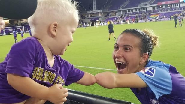 Berührend: Einarmiges Kind trifft einarmige Fußballerin