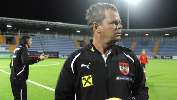 Der Trainer der österreichischen Nationalmannschaft steht am Spielfeldrand.