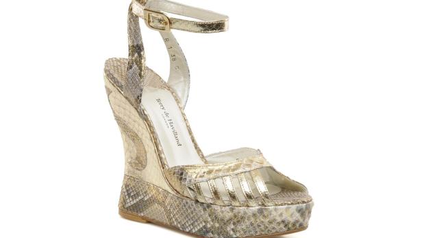 Ein goldener Keilabsatz-Sandalenschuh von Terry de Havilland mit Schlangenmuster.