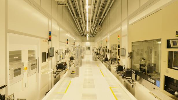 Herzstück der Chip-Produktion bei Infineon in Villach ist der sogenannte Reinraum. Infineon verfügt aktuell über 22.000 m2 Reinraumflächen.