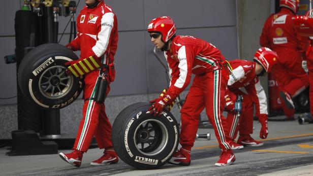 epa03661634 Scuderia Ferrari mechanics for Spanish Formula One driver Fernando Alonso in the pit lane during 2013 Chinese Formula One Grand Prix at the Shanghai International circuit in Shanghai, China, 14 April 2013. EPA/HOW HWEE YOUNG / POOL