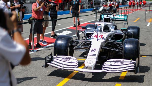 Hockenheim: Formel-1 Rennwägen von Mercedes wurden weiß gefärbt