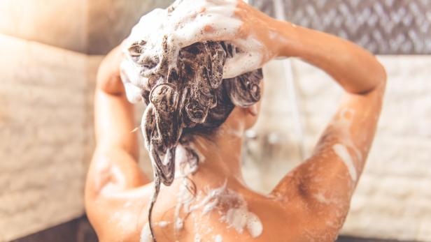 Warum Sie im Fitnesscenter nicht barfuß duschen sollten
