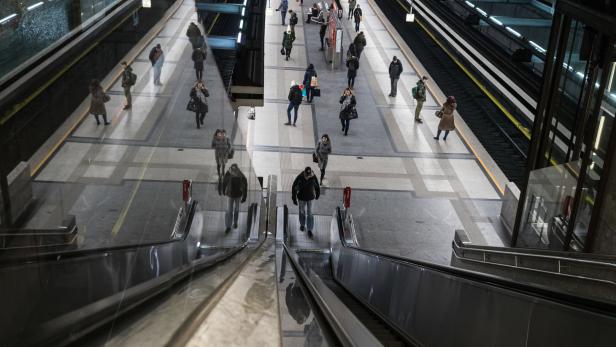 Stufen in Wiener U-Bahnstation hinuntergeradelt: Mann schwer verletzt