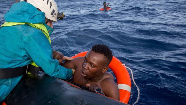 Bootsunglück vor Libyen: Bis zu 200 Tote befürchtet