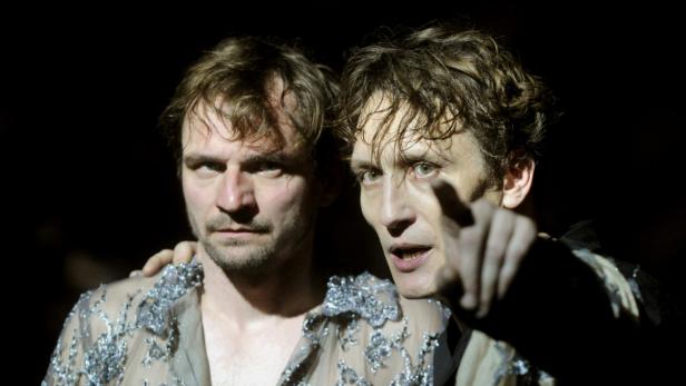 Maik Solbach als "Berta" und Oliver Masucci (r.) als "Jaromir"
