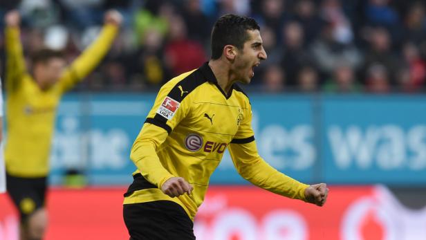 Dortmund&#039;s Armenian midfielder Henrikh Mkhitaryan celebrates after scoring during the German Bundesliga first division football match between FC Augsburg vs Borussia Dortmund in Augsburg, southern Germany, on March 20, 2016. / AFP PHOTO / CHRISTOF STACHE / RESTRICTIONS: DURING MATCH TIME: DFL RULES TO LIMIT THE ONLINE USAGE TO 15 PICTURES PER MATCH AND FORBID IMAGE SEQUENCES TO SIMULATE VIDEO. == RESTRICTED TO EDITORIAL USE == FOR FURTHER QUERIES PLEASE CONTACT DFL DIRECTLY AT + 49 69 650050