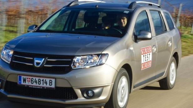Ein goldfarbener Dacia Logan MCV fährt auf einer Landstraße.