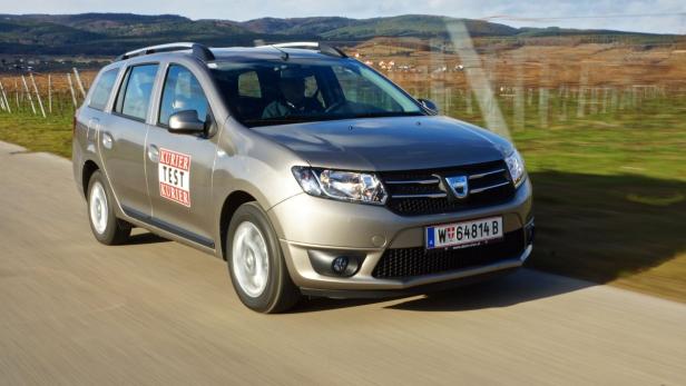 Ein goldfarbener Dacia Logan MCV fährt auf einer Landstraße.